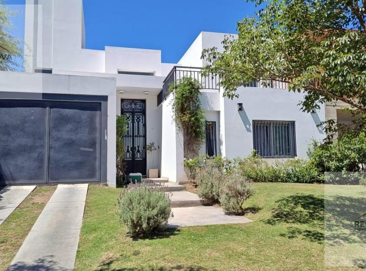 Casa · 310m² · 7 Ambientes · 1 Cochera
