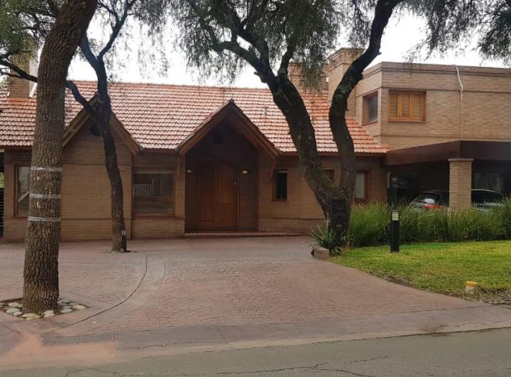 Casa · 450m² · 7 Ambientes · 2 Cocheras