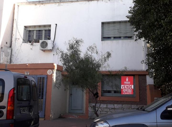 Casa · 210m² · 8 Ambientes · 1 Cochera