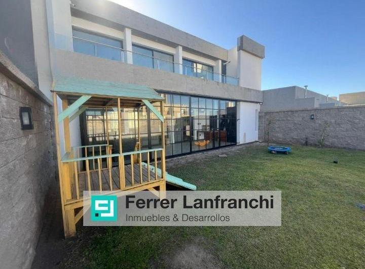 Casa · 276m² · 6 Ambientes · 2 Cocheras