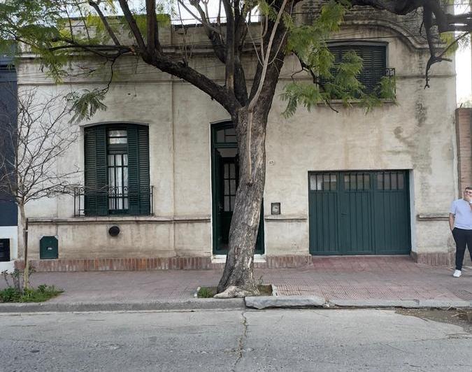 Casa · 240m² · 6 Ambientes · 2 Cocheras