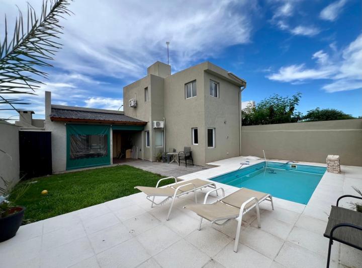 Casa · 180m² · 6 Ambientes · 2 Cocheras