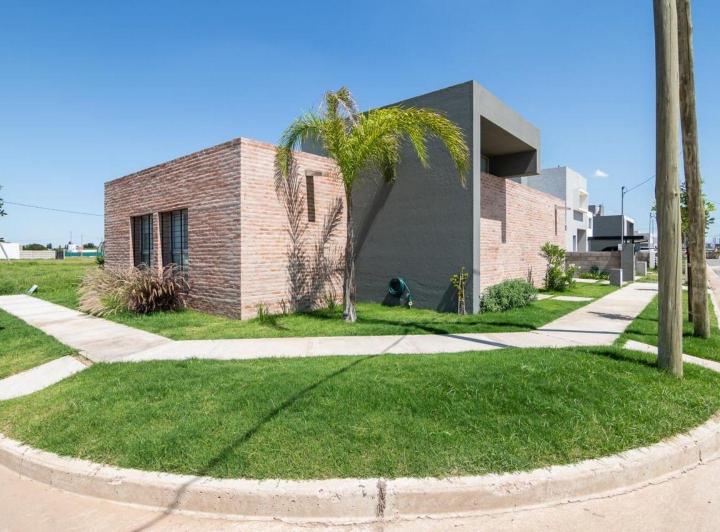 Casa · 5 Ambientes · 1 Cochera