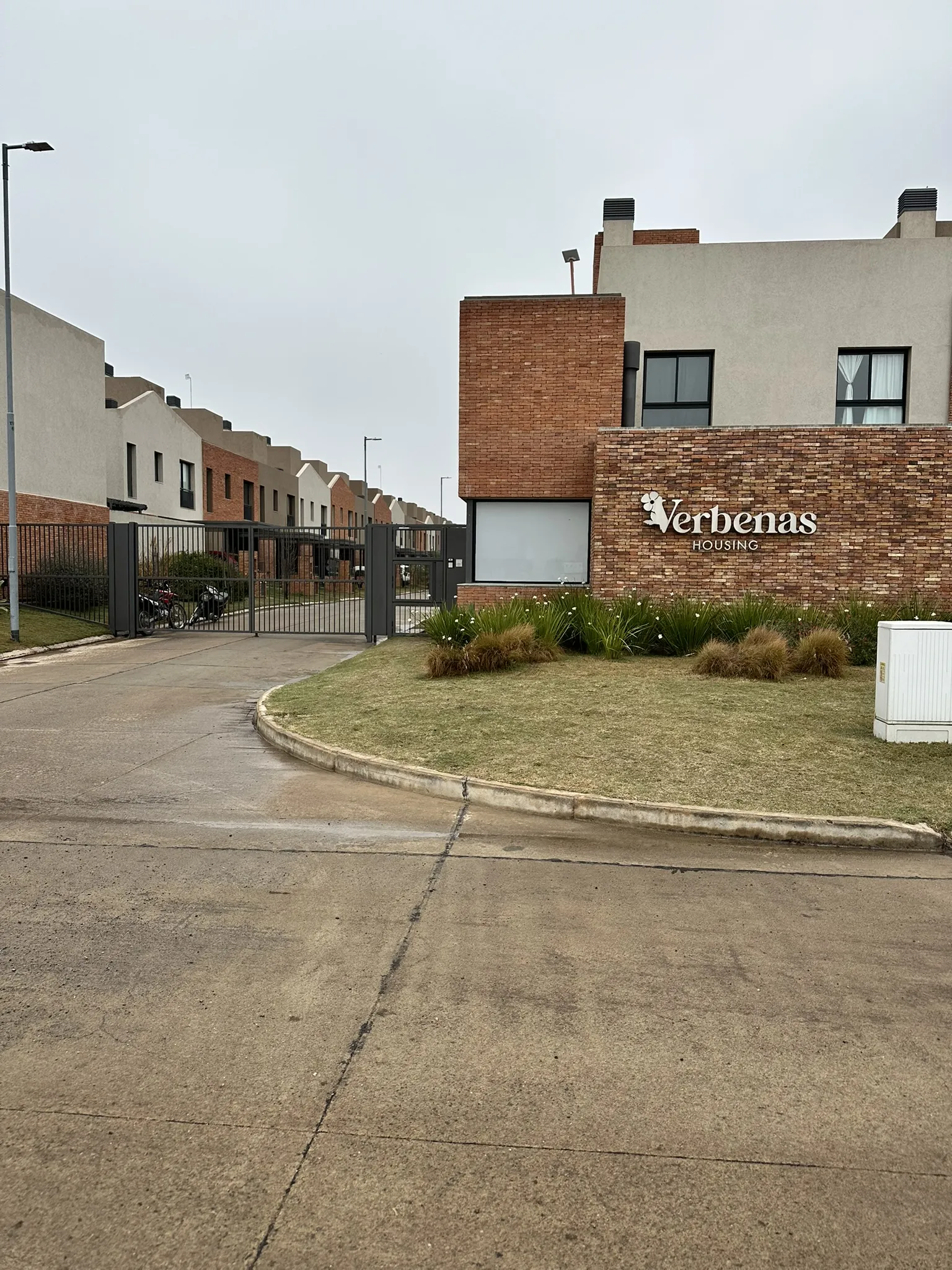 DUPLEX EN HOUSING VERBENAS, SUM Y PISCINA