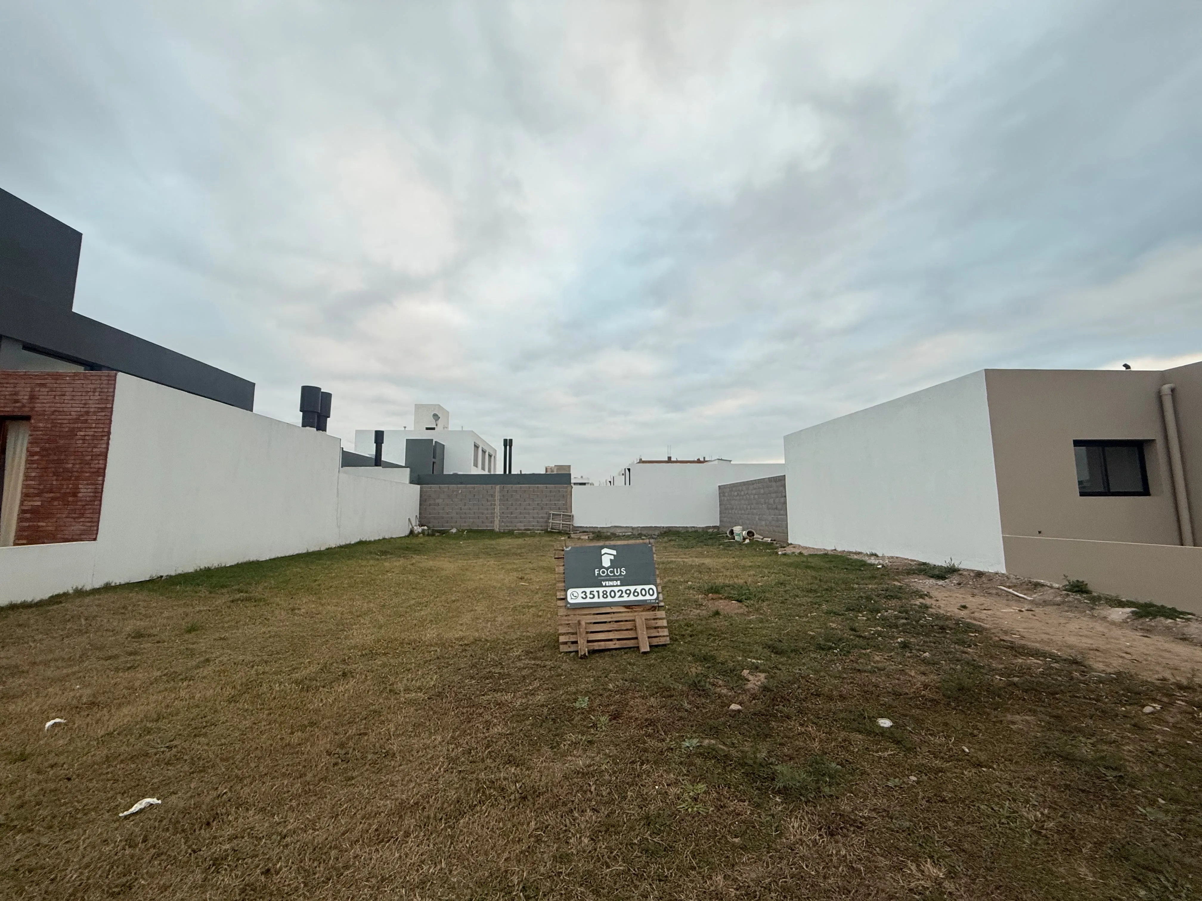 VENTA LOTE EN RINCONES DE MANANTIALES - 266m2, FRENTE A ESPACIO VERDE