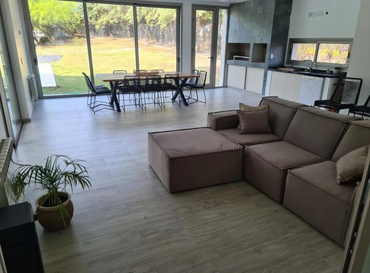 Casa · 470m² · 9 Ambientes · 2 Cocheras