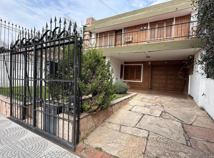 Casa · 246m² · 5 Ambientes · 2 Cocheras