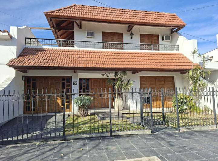Casa · 300m² · 4 Dormitorios · 2 Cocheras