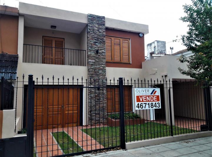 Casa · 243m² · 4 Dormitorios · 3 Cocheras