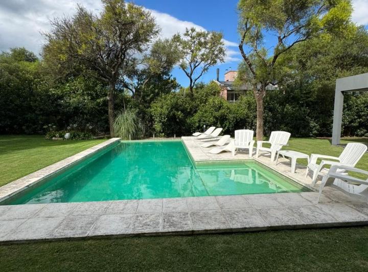 Casa · 450m² · 4 Ambientes · 4 Cocheras