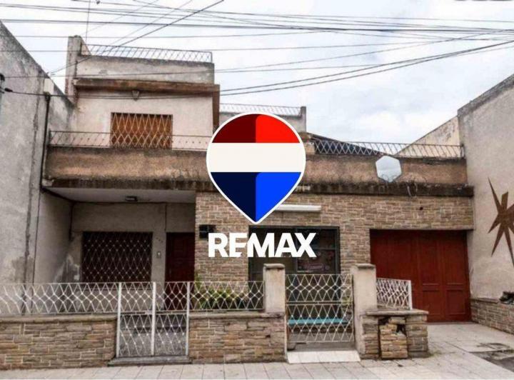 Casa · 242m² · 8 Ambientes · 1 Cochera