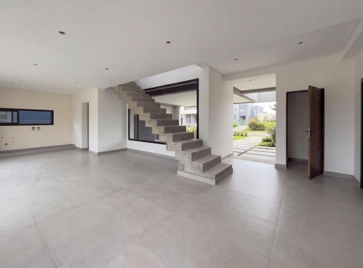 Casa · 360m² · 6 Ambientes · 2 Cocheras