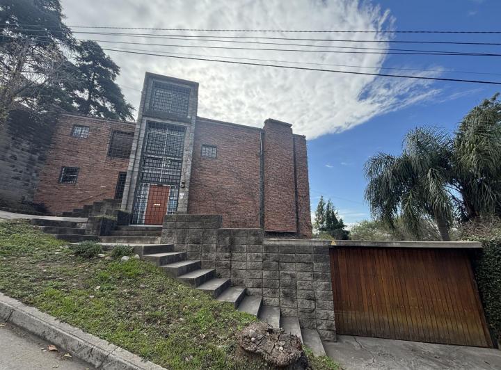 Casa · 256m² · 5 Ambientes · 3 Cocheras