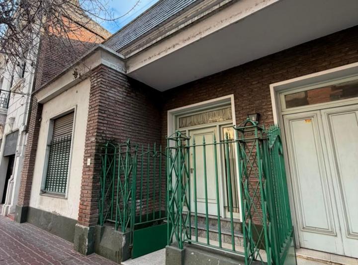Casa · 320m² · 8 Ambientes · 1 Cochera
