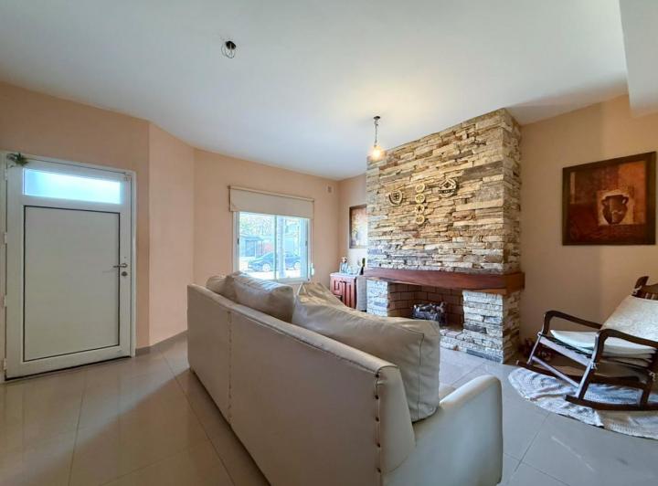 Casa · 223m² · 6 Ambientes · 1 Cochera