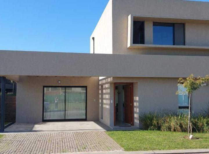 Casa · 260m² · 3 Ambientes · 2 Cocheras