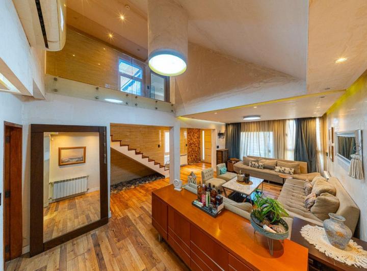 Casa · 313m² · 8 Ambientes · 2 Cocheras