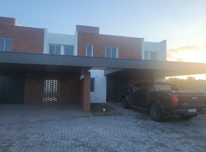 Casa · 185m² · 5 Ambientes · 2 Cocheras