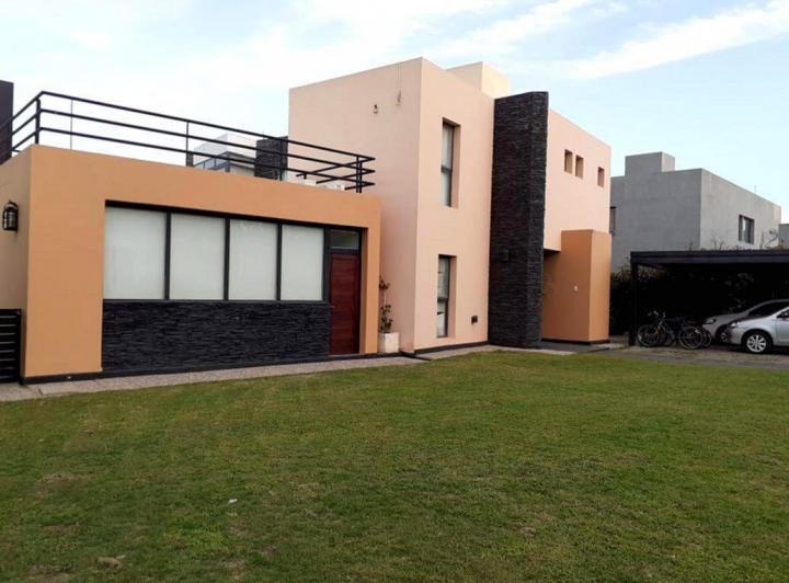Casa · 220m² · 14 Ambientes · 3 Cocheras
