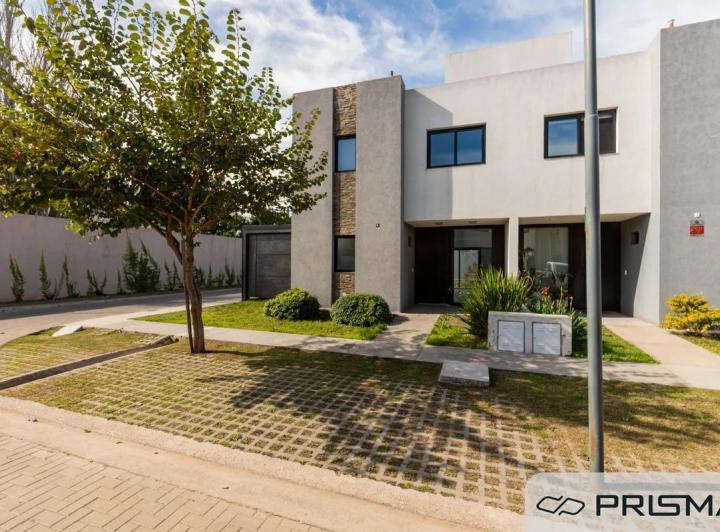 Casa · 120m² · 5 Ambientes · 2 Cocheras