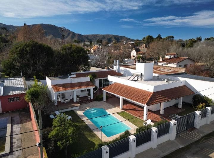 Casa · 182m² · 6 Ambientes · 2 Cocheras