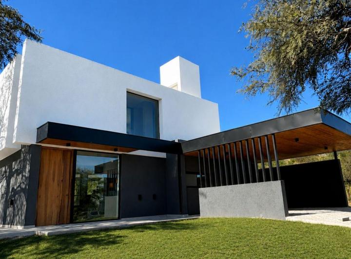 Casa · 200m² · 3 Dormitorios · 4 Cocheras