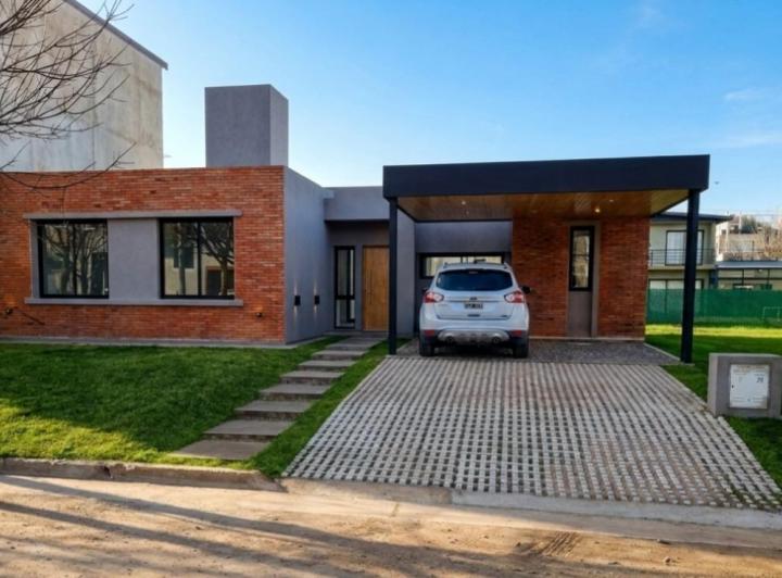 Casa · 145m² · 5 Ambientes · 2 Cocheras