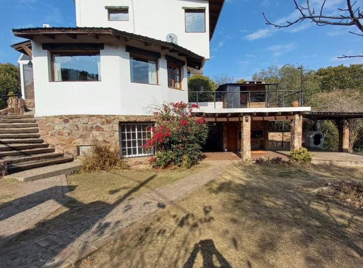 Casa · 200m² · 6 Ambientes · 2 Cocheras