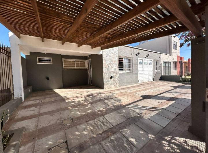 Casa · 90m² · 4 Ambientes · 2 Cocheras