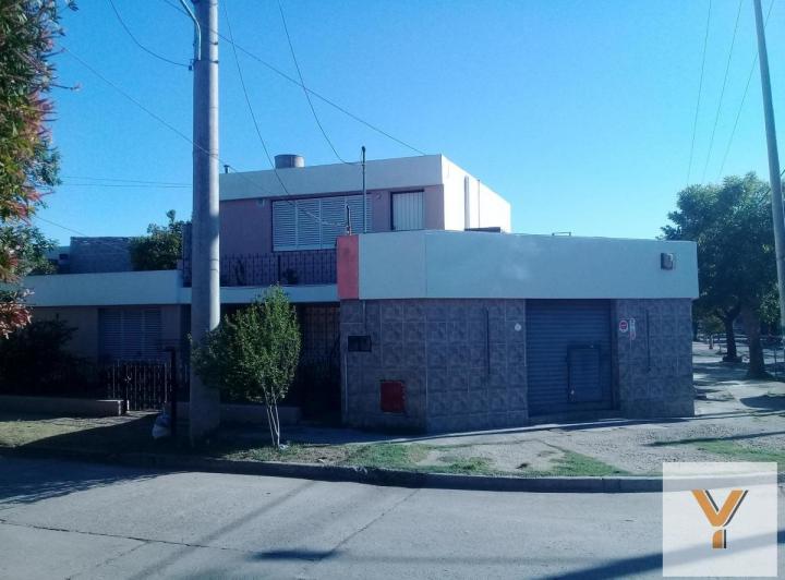 Casa · 222m² · 7 Ambientes · 2 Cocheras