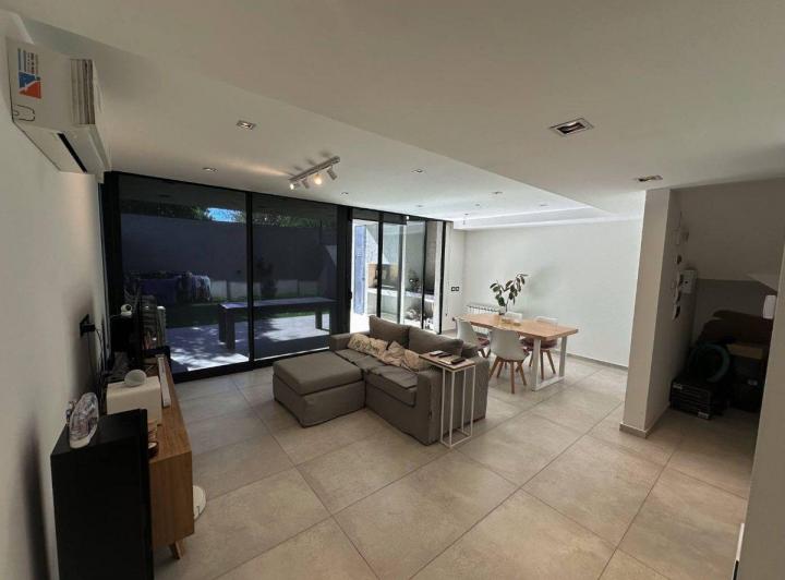 Casa · 180m² · 8 Ambientes · 2 Cocheras