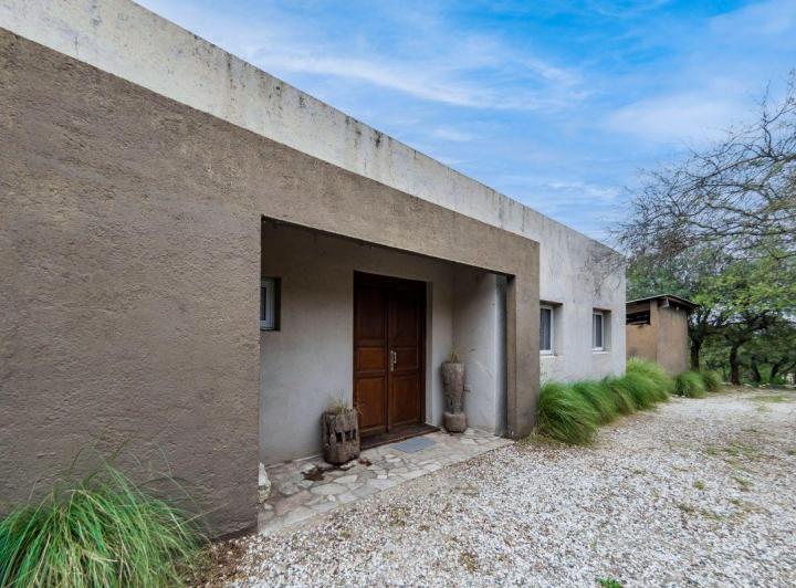 Casa · 240m² · 8 Ambientes · 2 Cocheras