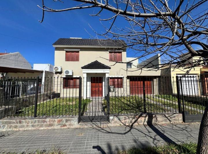 Casa · 210m² · 5 Ambientes · 2 Cocheras