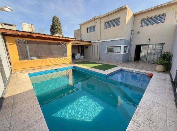 Casa · 200m² · 8 Ambientes · 2 Cocheras