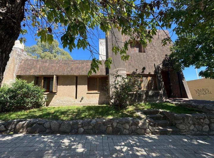 Casa · 223m² · 7 Ambientes · 1 Cochera