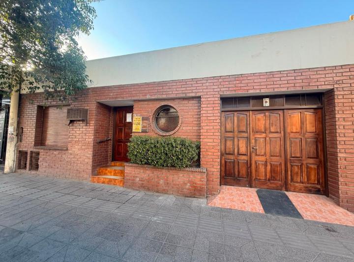Casa · 219m² · 8 Ambientes · 1 Cochera