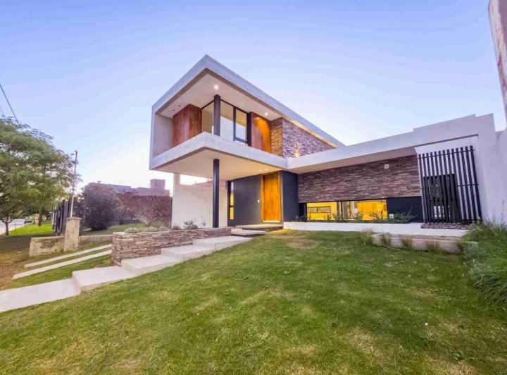 Casa · 157m² · 7 Ambientes · 1 Cochera