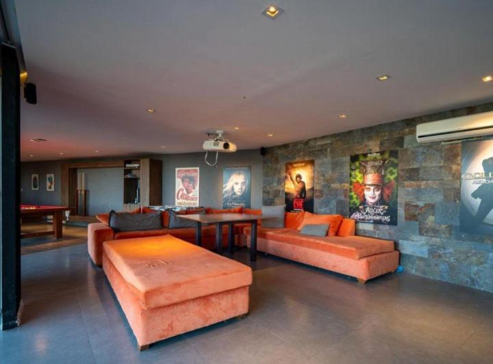 Casa · 1000m² · 8 Ambientes · 4 Cocheras