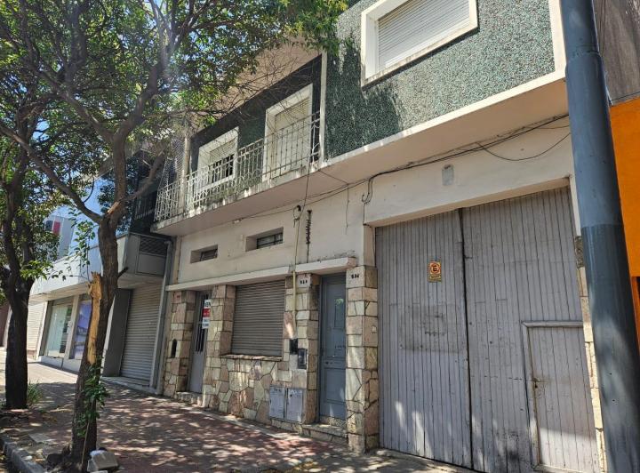 Casa · 424m² · 8 Ambientes · 1 Cochera