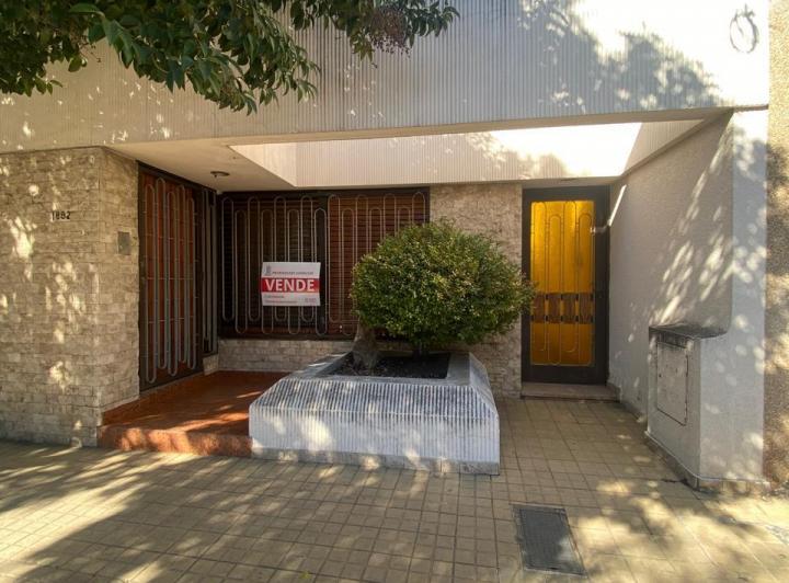 Casa · 255m² · 8 Ambientes · 1 Cochera