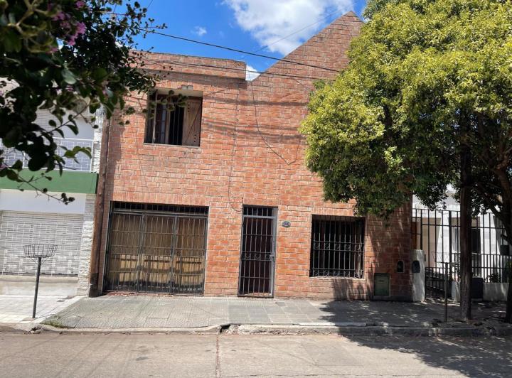 Casa · 244m² · 7 Ambientes · 1 Cochera