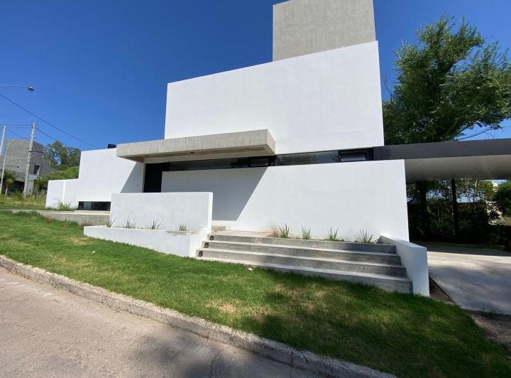 Casa · 130m² · 5 Ambientes · 2 Cocheras
