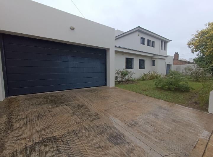 Casa · 410m² · 4 Dormitorios · 3 Cocheras