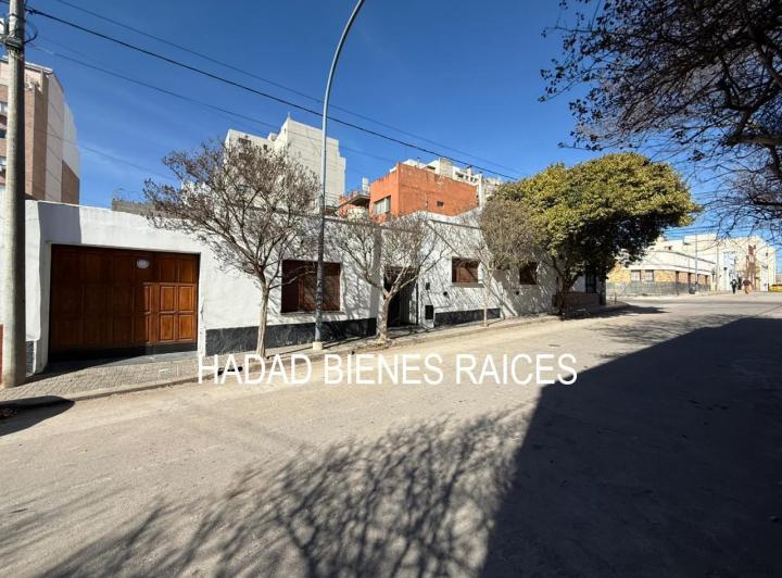 Casa · 240m² · 10 Ambientes · 1 Cochera