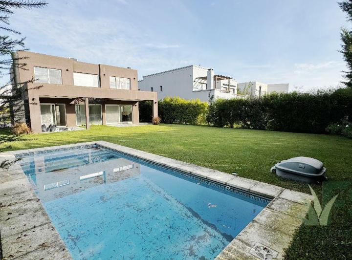 Casa · 230m² · 4 Ambientes