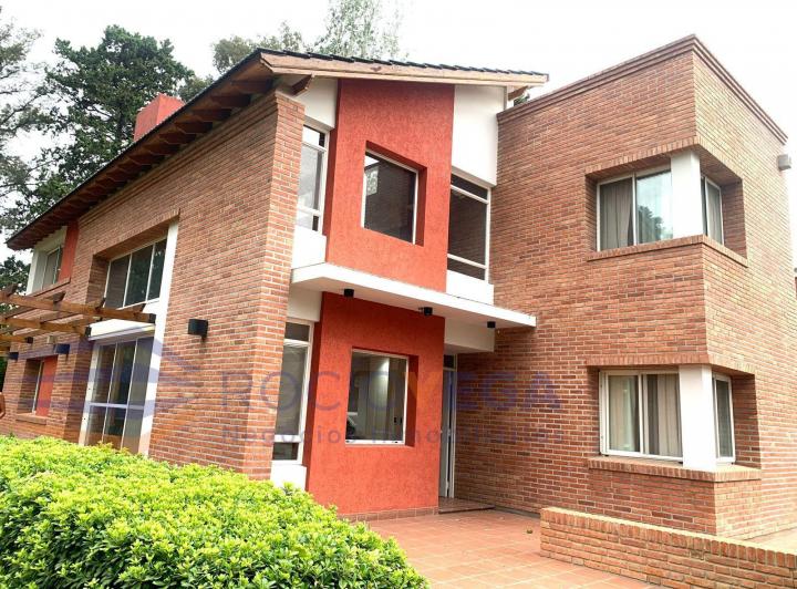 Casa · 210m² · 4 Ambientes · 2 Cocheras