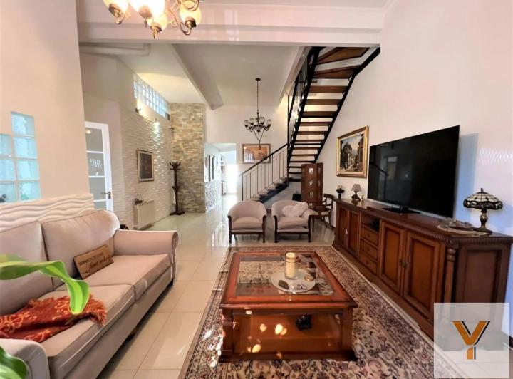 Casa · 114m² · 5 Ambientes · 2 Cocheras
