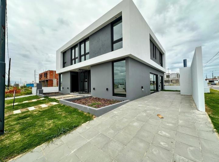 Casa · 133m² · 3 Dormitorios · 2 Cocheras