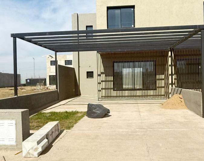 Casa · 96m² · 4 Ambientes · 2 Cocheras