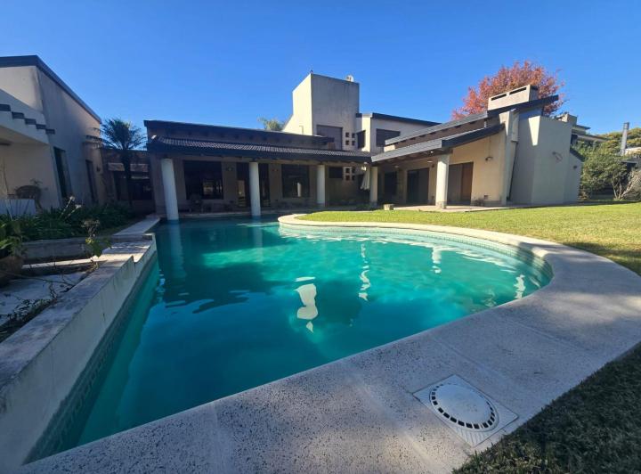Casa · 410m² · 4 Ambientes · 2 Cocheras
